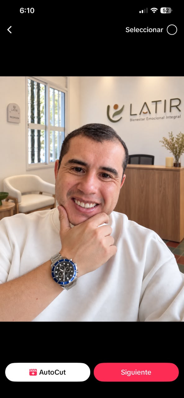 Pipe Román Ali sonriendo en la recepción de Casa LATIR
