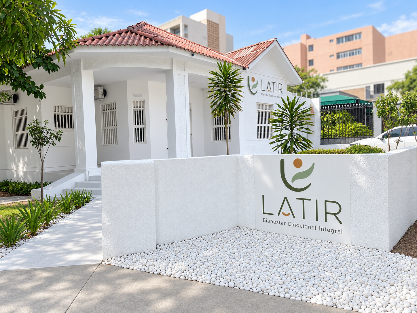 Fachada de Casa LATIR de día, con su jardín y entrada