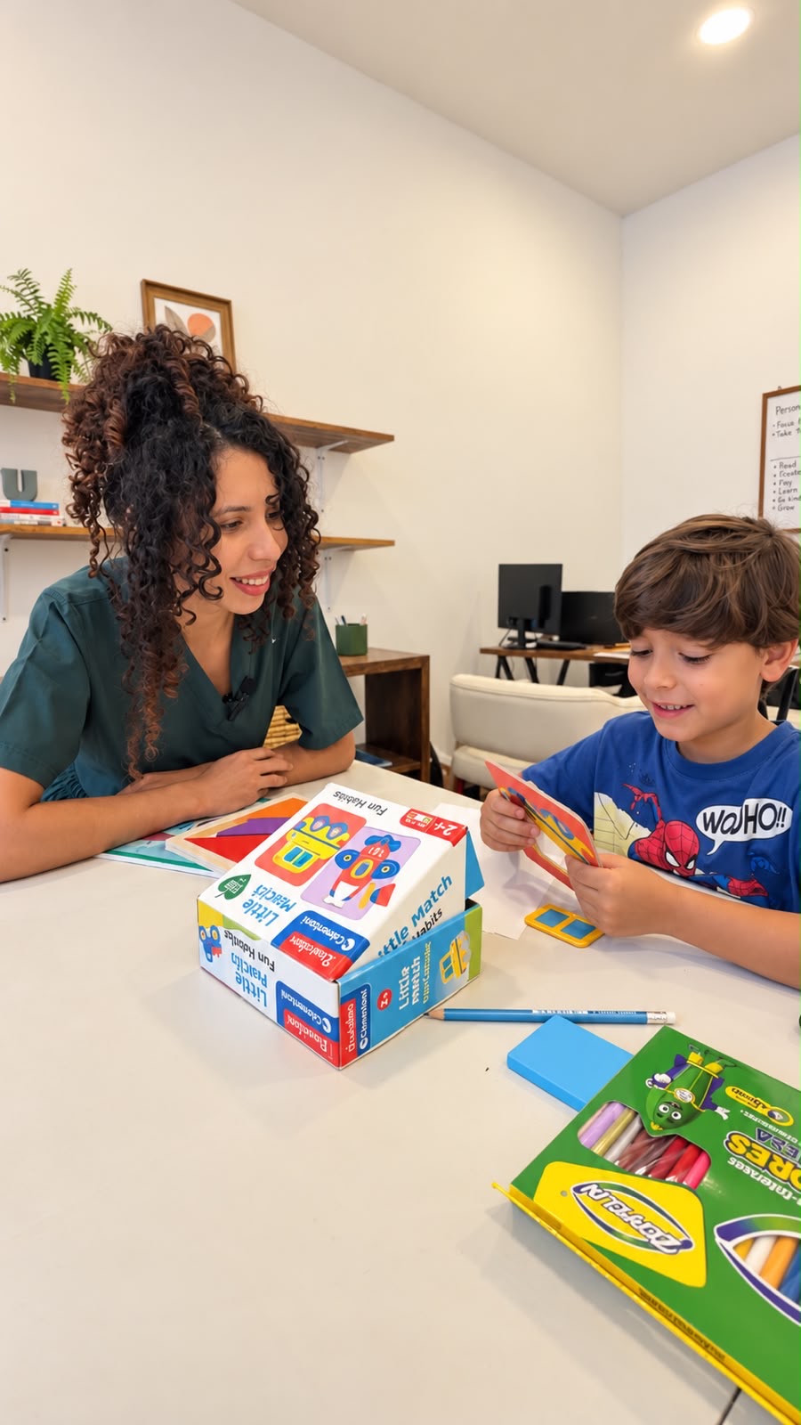 Actividad de juego y aprendizaje en mesa durante Tardes LATIR